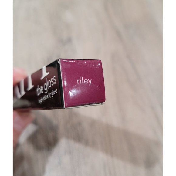 Karity The Gloss, High Shine Lip Gloss in Riley - Picture 4 of 5